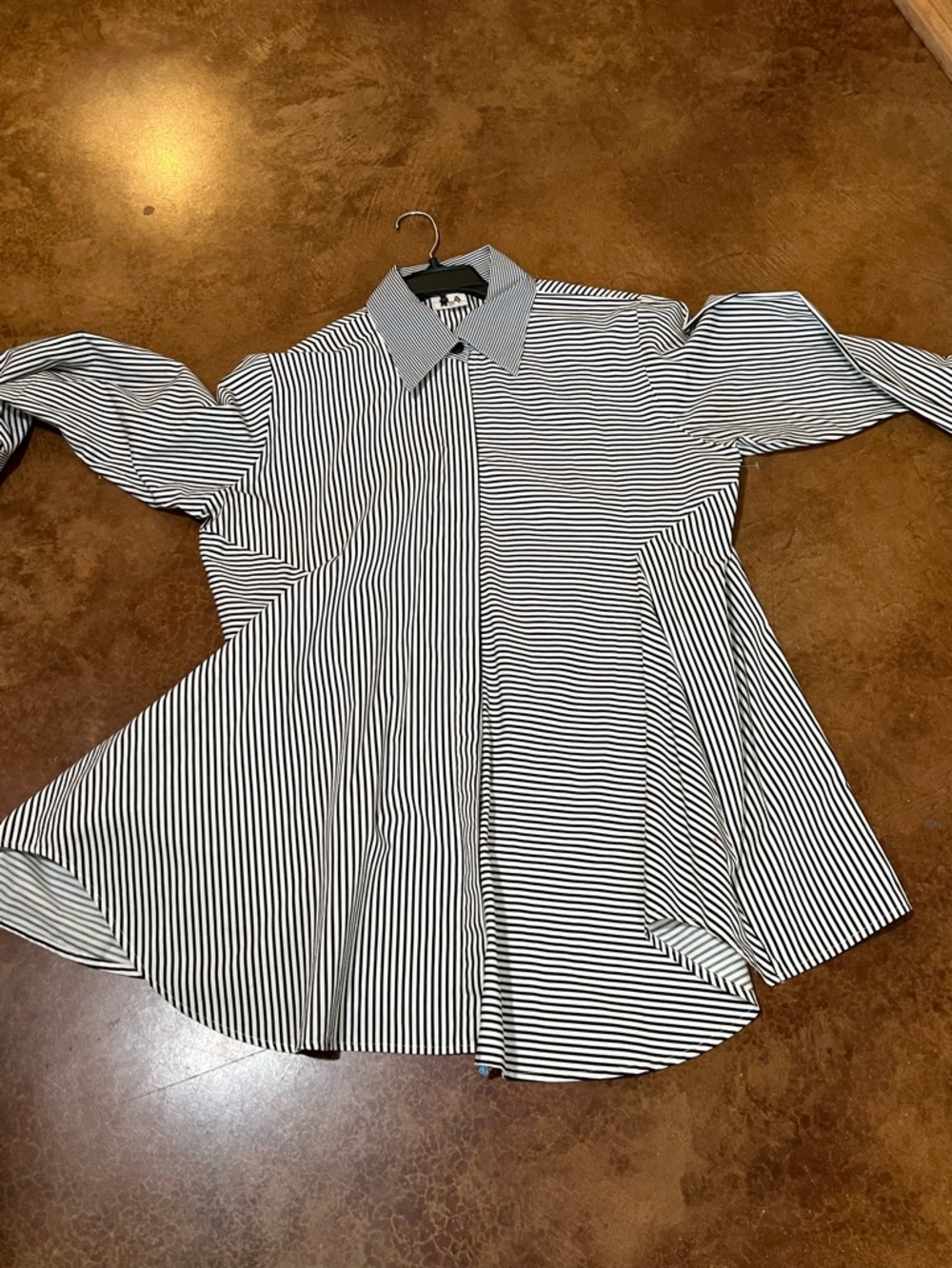 Planet by Lauren G Black & White Striped Shirt Effortless
Classic Versatile